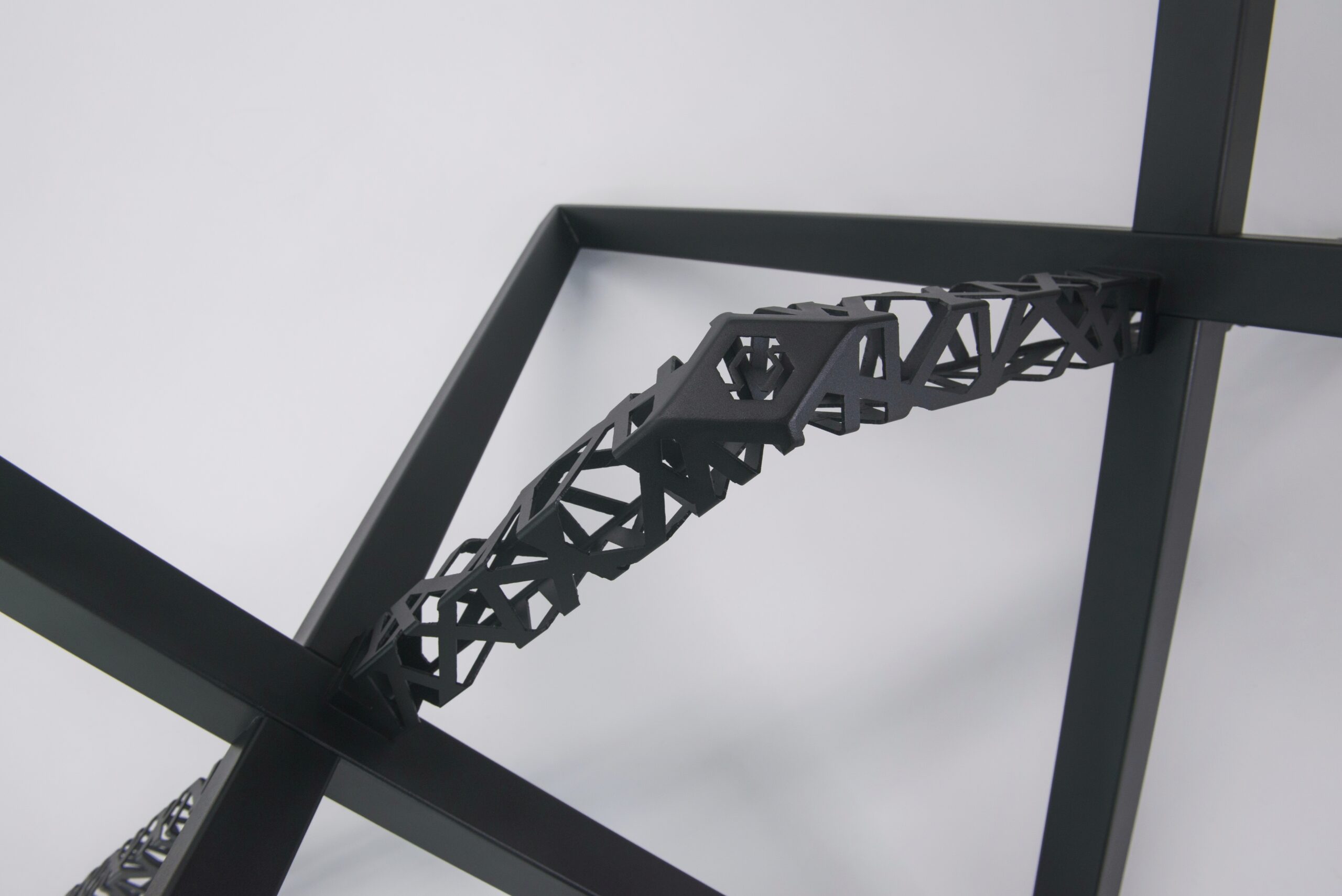 Kovová podnož MAESTY čierna