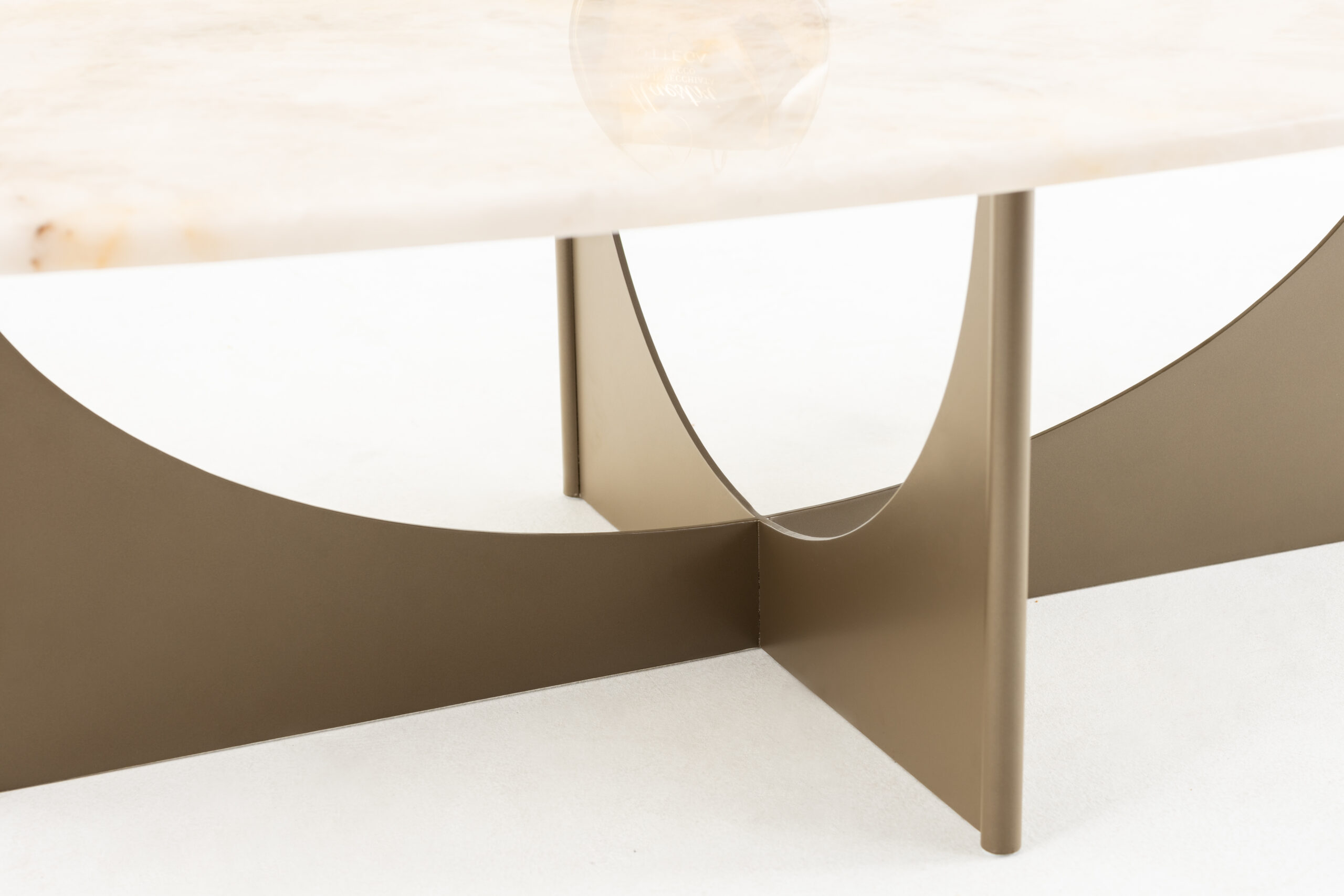 DOUGLA konferenčný stolík, kovová podnož premium zlatá