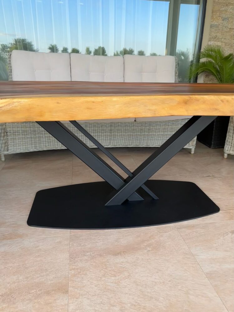 Jedálenský stôl drevený, kovová podnož čierna