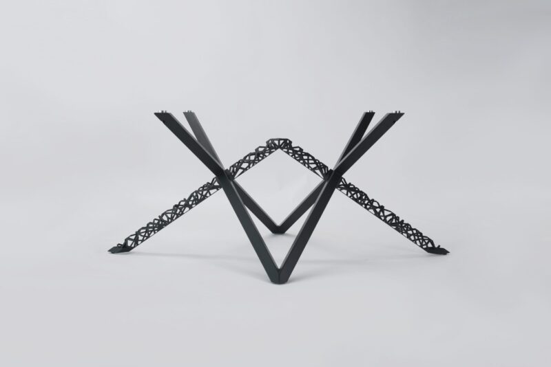 Kovová podnož MAESTY čierna