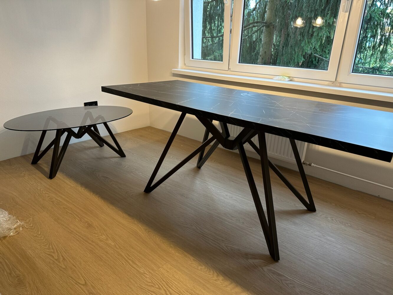 Jedálenský stôl drevený, kovová podnož čierna